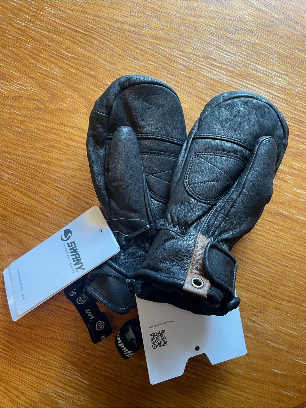 BRAND NEW with tags Women’s Leather Ski Mitts